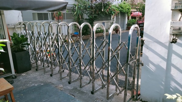 Thân cổng xếp được làm từ các thanh kim loại liên kết với nhau