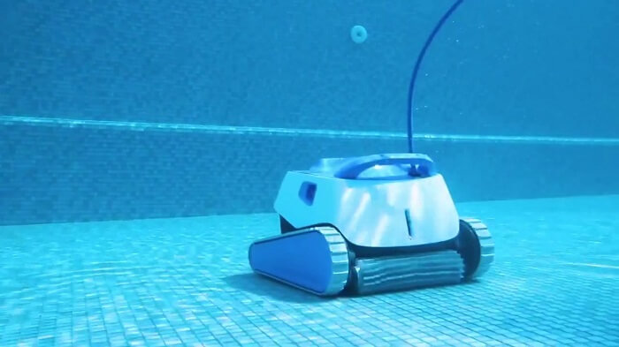 Robot hiện đại giúp vệ sinh biệt thự 1 tầng có bể bơi dễ dàng