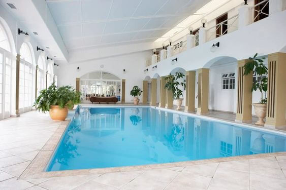 biệt thự 2 tầng có bể bơi trong nhà được thiết kế tươi sáng