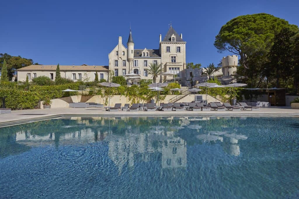 Mẫu biệt thự 2 tầng có bể bơi theo phong cách kiến trúc kiểu Pháp
