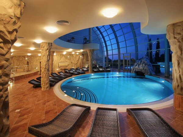 Biệt thự 3 tầng có bể bơi hình tròn