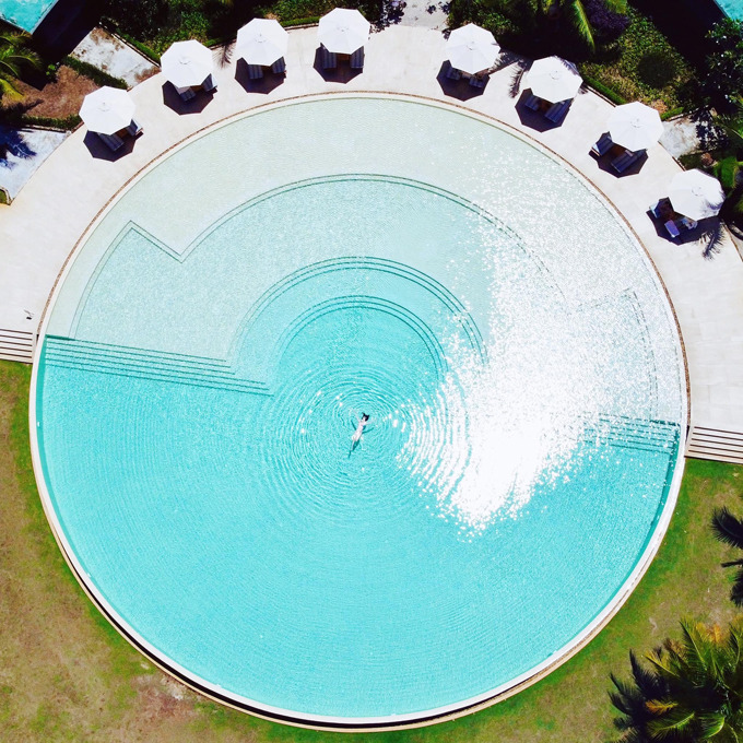 biệt thự có hồ bơi trong nhà hình tròn cực độc đáo cho bạn tham khảo