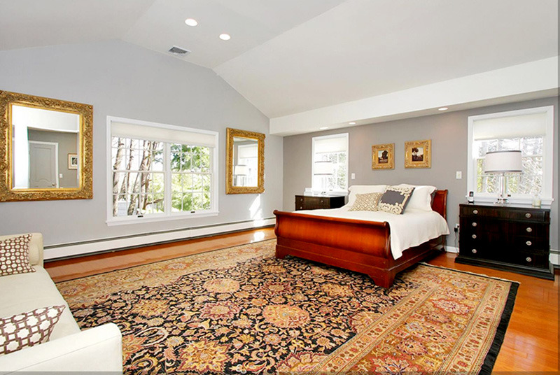 Phòng ngủ Biệt thự kiểu Mỹ sử dụng thảm trải cỡ lớn cùng nhiều cửa sổ