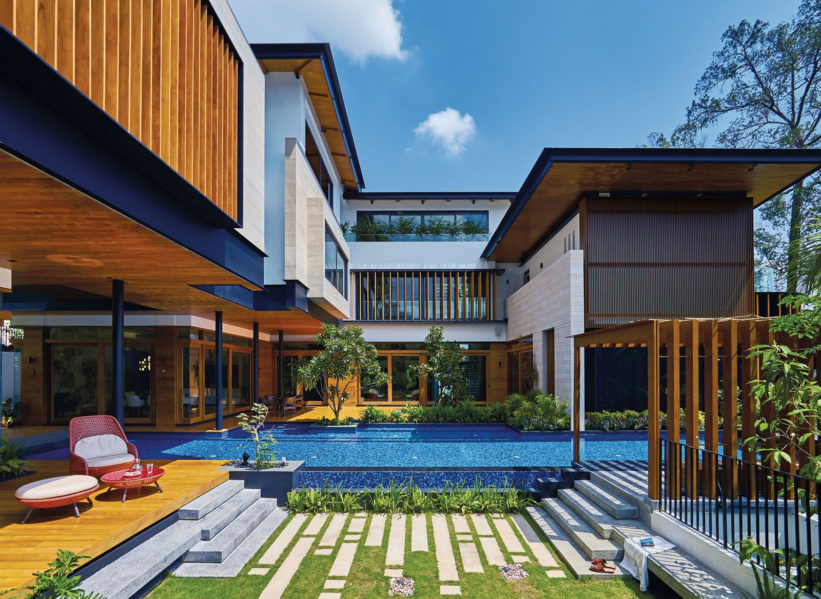 Biệt thự kiểu Nhật trang bị thêm hồ bơi tinh tế cho căn nhà