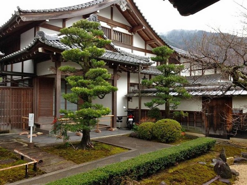 Biệt thự sân vườn kiểu Nhật truyền thống với gam màu trắng nâu sang trọng