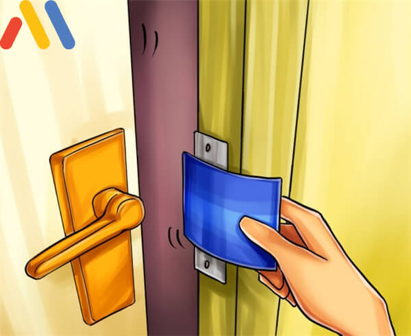 Cách mở khóa cửa nhôm kính mất chìa bằng thẻ ATM
