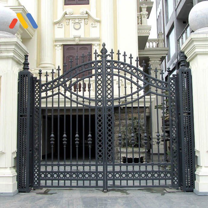 Cửa cổng sắt 2 cánh cách điệu theo phong cách cung điện Châu Âu