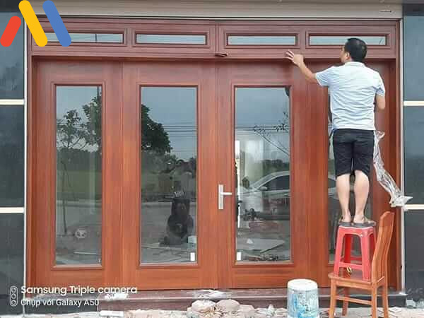 Gợi ý về mẫu cửa kính khung gỗ tự nhiên dành cho cửa chính và cửa sổ