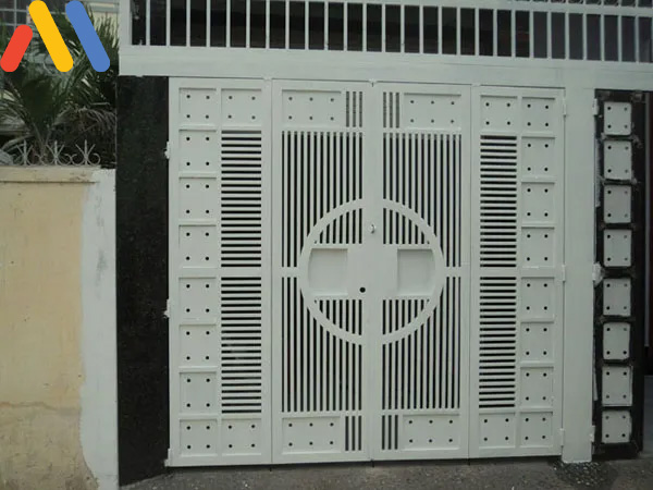 Kiểu cổng sắt 4 cánh mỹ thuật dành cho nhà phố