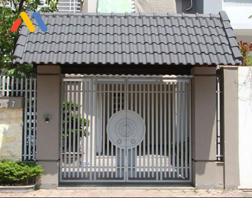 Lựa chọn mẫu cửa cổng sắt đẹp 2 cánh có kết cấu rõ ràng, phù hợp với hình dáng ngôi nhà