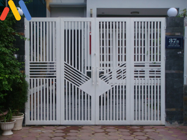 Mẫu cổng sắt 4 cánh đơn giản màu trắng nhà phố