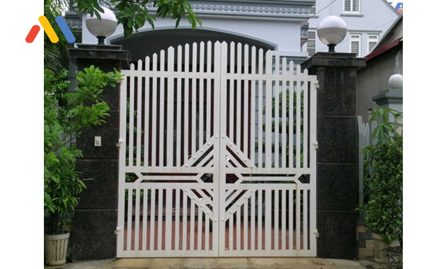 Mẫu cửa cổng sắt đẹp 2 cánh màu trắng hoa văn tối giản