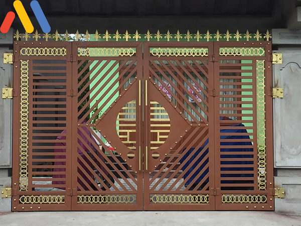 Mẫu cửa cổng sắt hộp mix màu kết hợp họa tiết hiện đại
