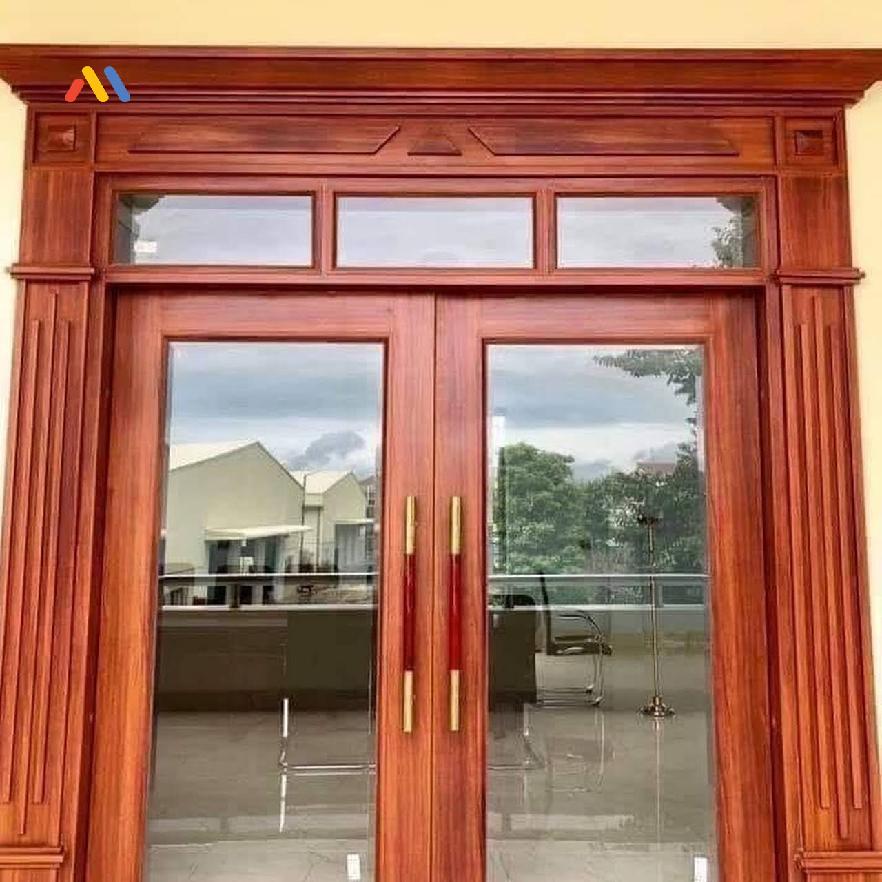 Mẫu cửa gỗ kính 2 cánh đẹp phong cách cổ điển kết hợp hiện đại