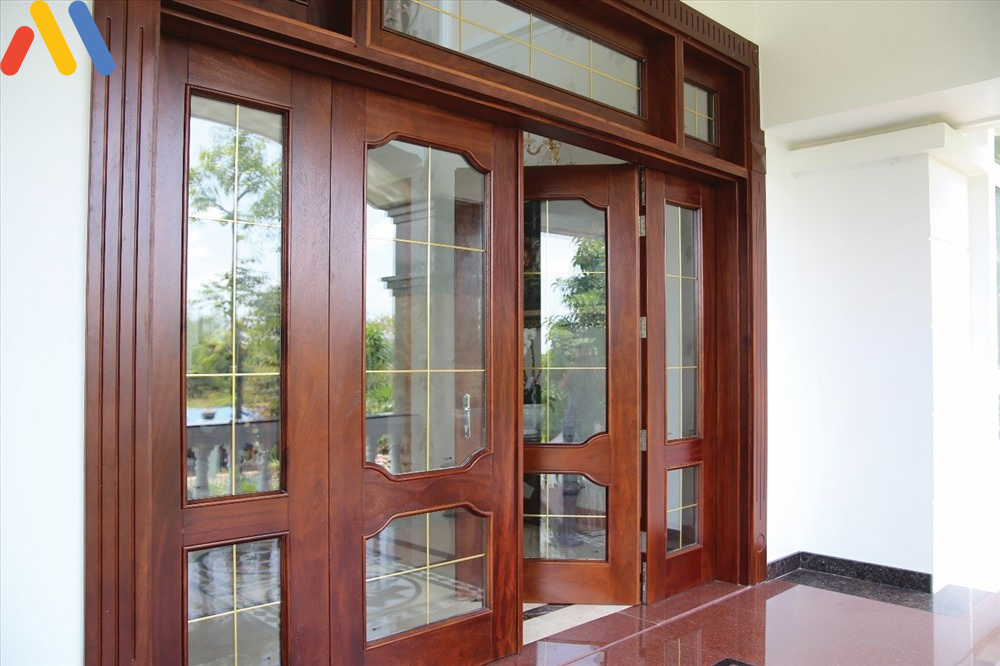 Mẫu cửa gỗ kính 4 cánh giúp tăng tính thẩm mỹ cho cửa chính