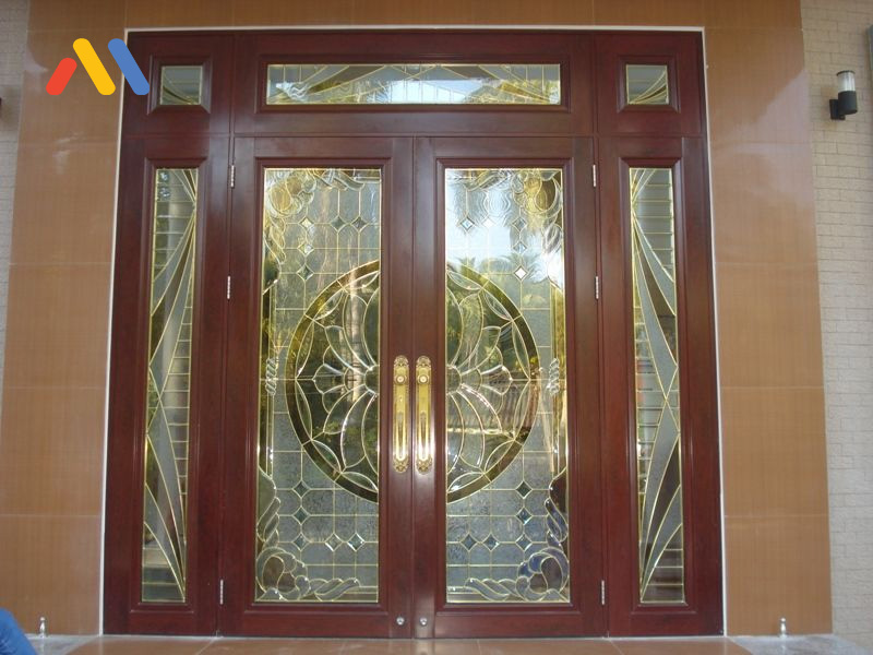 Mẫu cửa gỗ lắp kính hoa văn cổ điển
