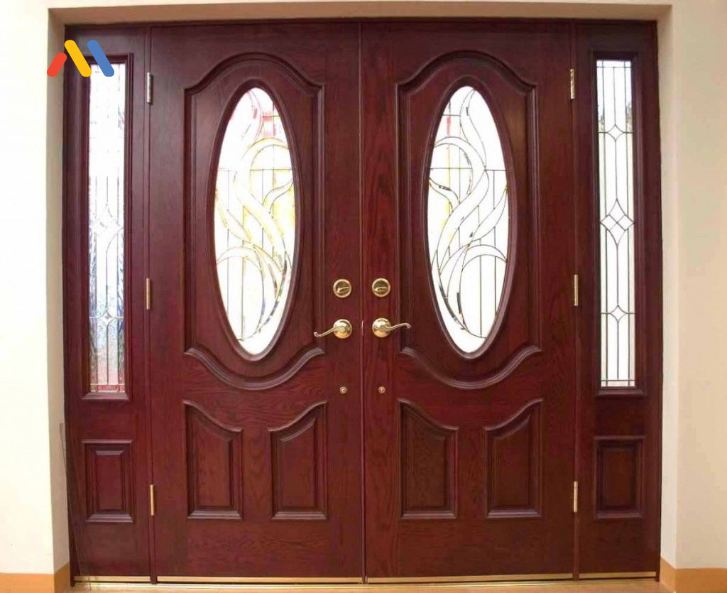 Mẫu cửa gỗ màu nâu đỏ có gắn kính kiểu cổ điển
