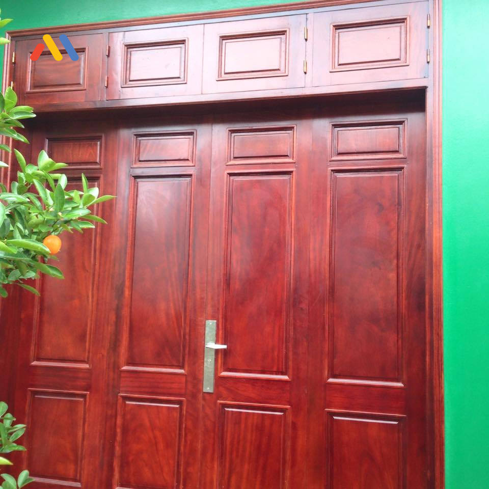 Mẫu cửa gỗ pano đặc 4 cánh đảm bảo sự riêng tư cho gia đình