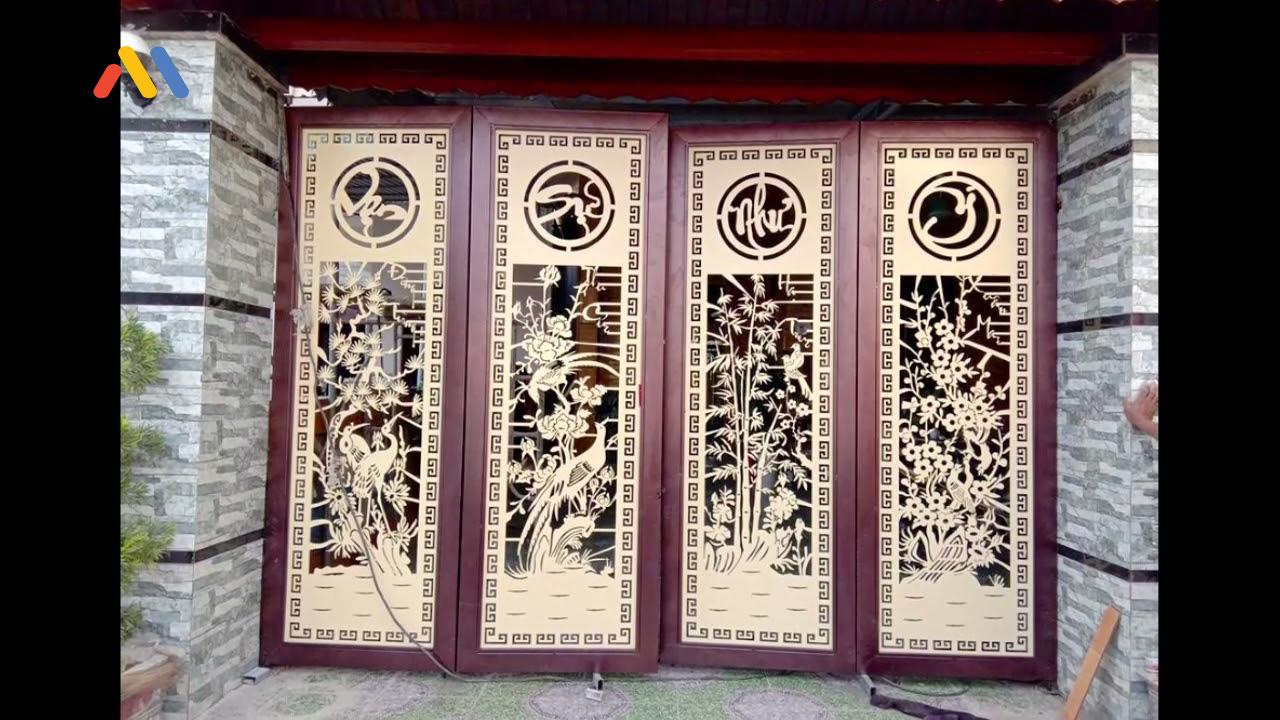 Mẫu cửa sắt 4 cánh giả gỗ đẹp có họa tiết truyền thống