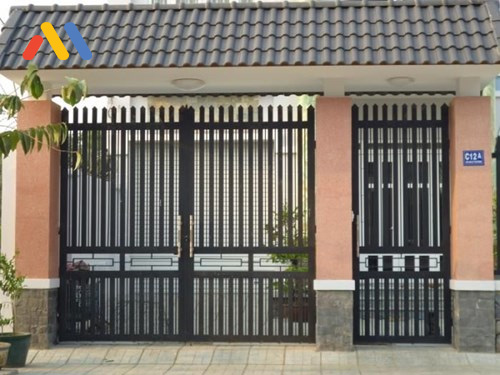 Thiết kế cửa cổng sắt 2 cánh đen truyền thống