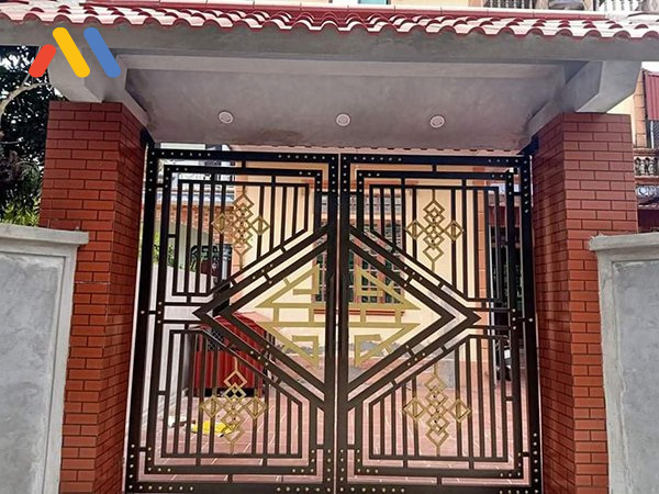 Thiết kế cửa cổng sắt 2 cánh hoa văn truyền thống