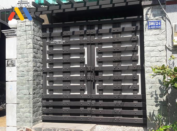 Thiết kế cửa cổng sắt CNC họa tiết ngang dọc đối xứng