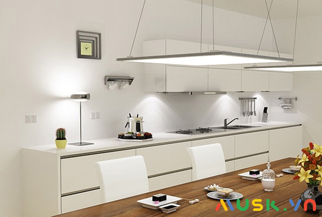 Thiết kế nhà bếp diện tích nhỏ màu sáng giúp căn bếp trông rộng hơn