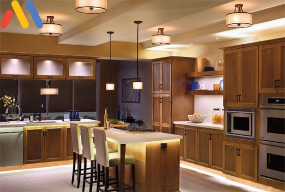 Phòng bếp sang trọng với hệ thống chiếu sáng hiện đại 2