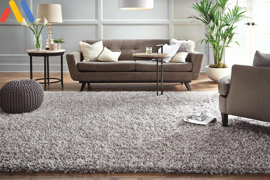 Màu xám của thảm có sự đồng bộ với màu của ghế sofa mang đến một không gian lý tưởng và sang trọng.