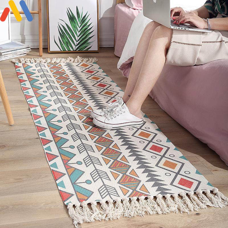 Thảm vải thường được sử dụng lót trên sofa nhiều hơn sàn nhà.