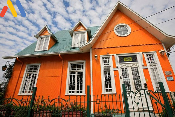 Sơn mặt tiền ngôi nhà bằng màu cam nổi bật