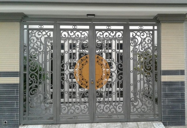 Mẫu cổng 4 cánh tự động với hoa văn thanh mảnh màu xám