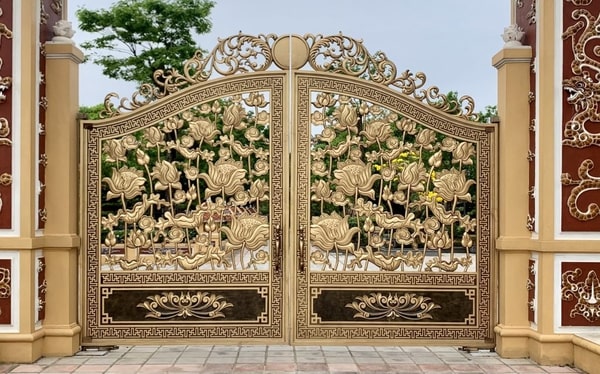 Mẫu cổng đúc đồng hình hoa sen truyền thống đậm phong cách Việt