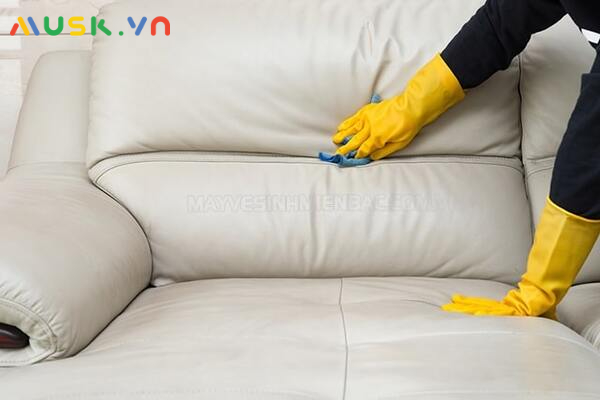 Làm sạch ghế sofa với khăn mềm