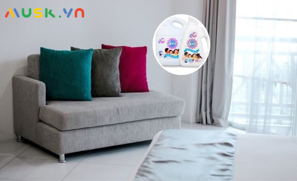 Sử dụng nước xả vải để tạo mùi thơm cho ghế sofa