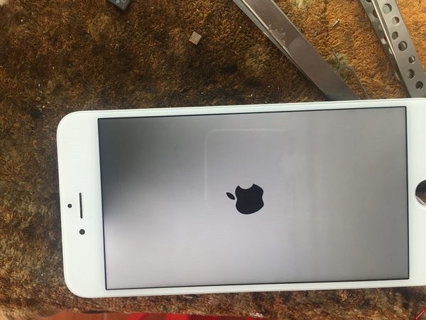 Tác nhân bên ngoài khiến màn hình iPhone bị lỗi