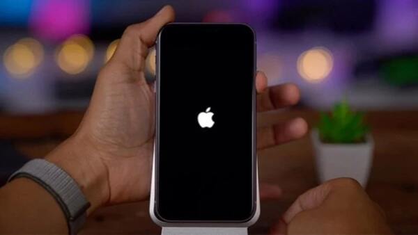 Khởi động lại iPhone là cách khắc phục lỗi màn hình hồng hữu hiệu