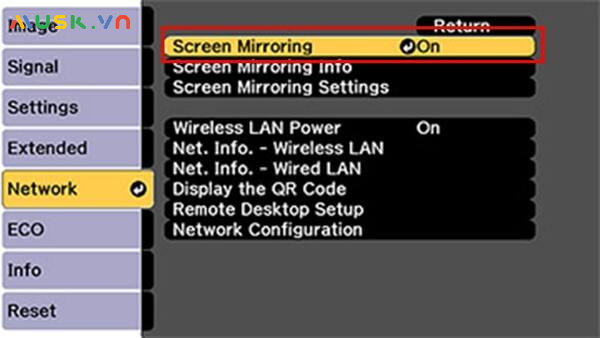 Kích hoạt  tính năng Screen Mirroring trong phần Cài đặt của máy chiếu