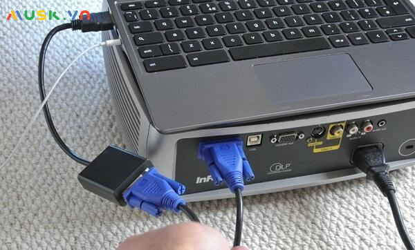 Cắm dây kết nối với cap VGA giữa máy chiếu và laptop