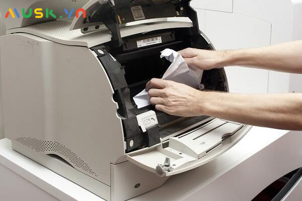 Máy photocopy bị kéo nhiều giấy cùng lúc, kẹt giấy