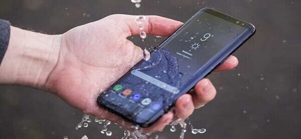 Điện thoại bị ẩm ướt do dính mưa hoặc thấm nước