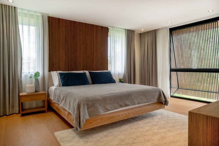 Thiết kế phòng ngủ nội thất gỗ cùng cửa sổ bao quanh phòng