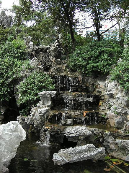 Suối nước nhỏ là tiểu cảnh được ưa chuộng trong thiết kế sân vườn Trung Quốc