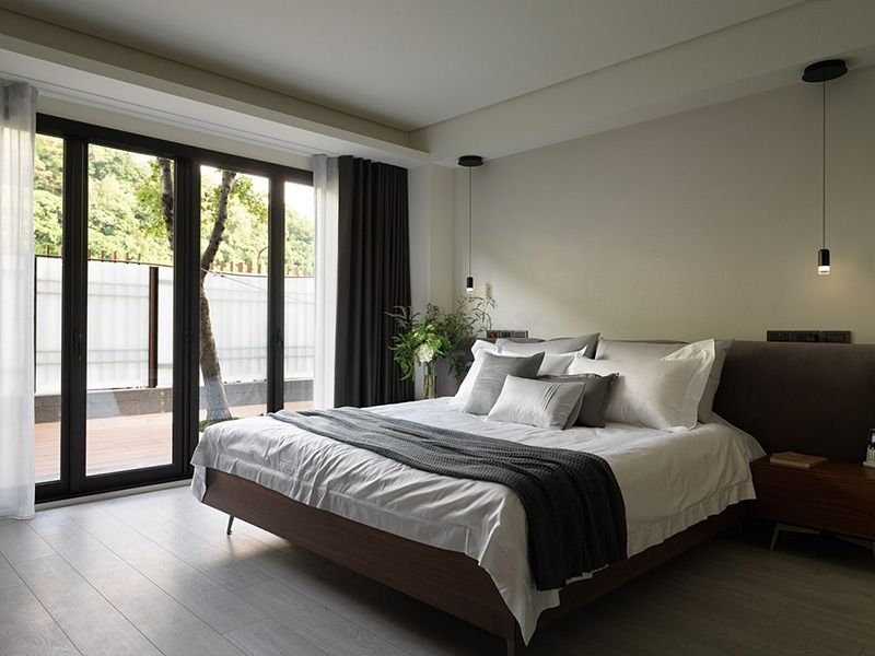 Phòng ngủ sử dụng gam màu trung tính đơn giản, mộc mạc