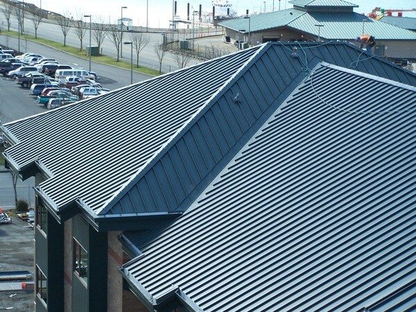 Lắp đặt mái tôn thích hợp sẽ giúp công trình thêm phần hiện đại và hữu ích