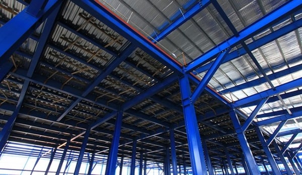 Nhà xưởng tiền chế được xây dựng với phần khung bằng vật liệu thép