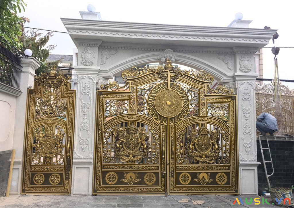 Mẫu cổng nhôm đúc mạ vàng đẳng cấp cho gia chủ mệnh Kim