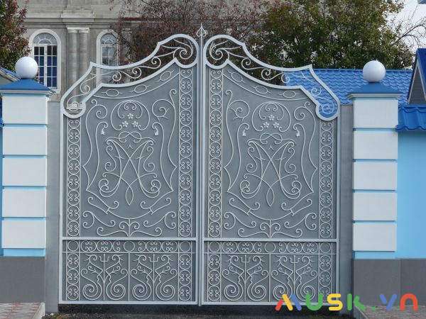 Sơn cổng sắt màu ghi được các gia chủ mệnh Kim lựa chọn.