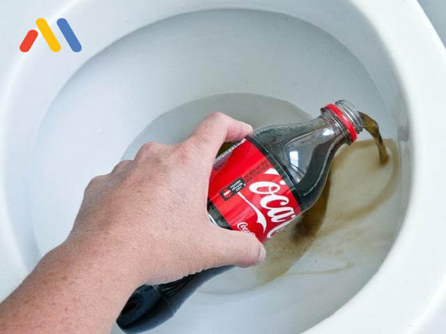 Coca cola hoặc pepsi cũng có tác dụng làm thông bồn cầu bị nghẹt