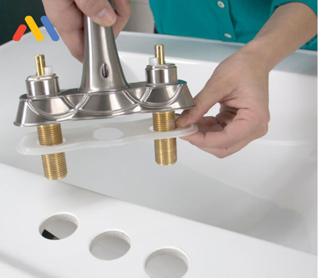 Cách thay vòi nước lavabo: đặt vòi nước vào các lỗ lắp